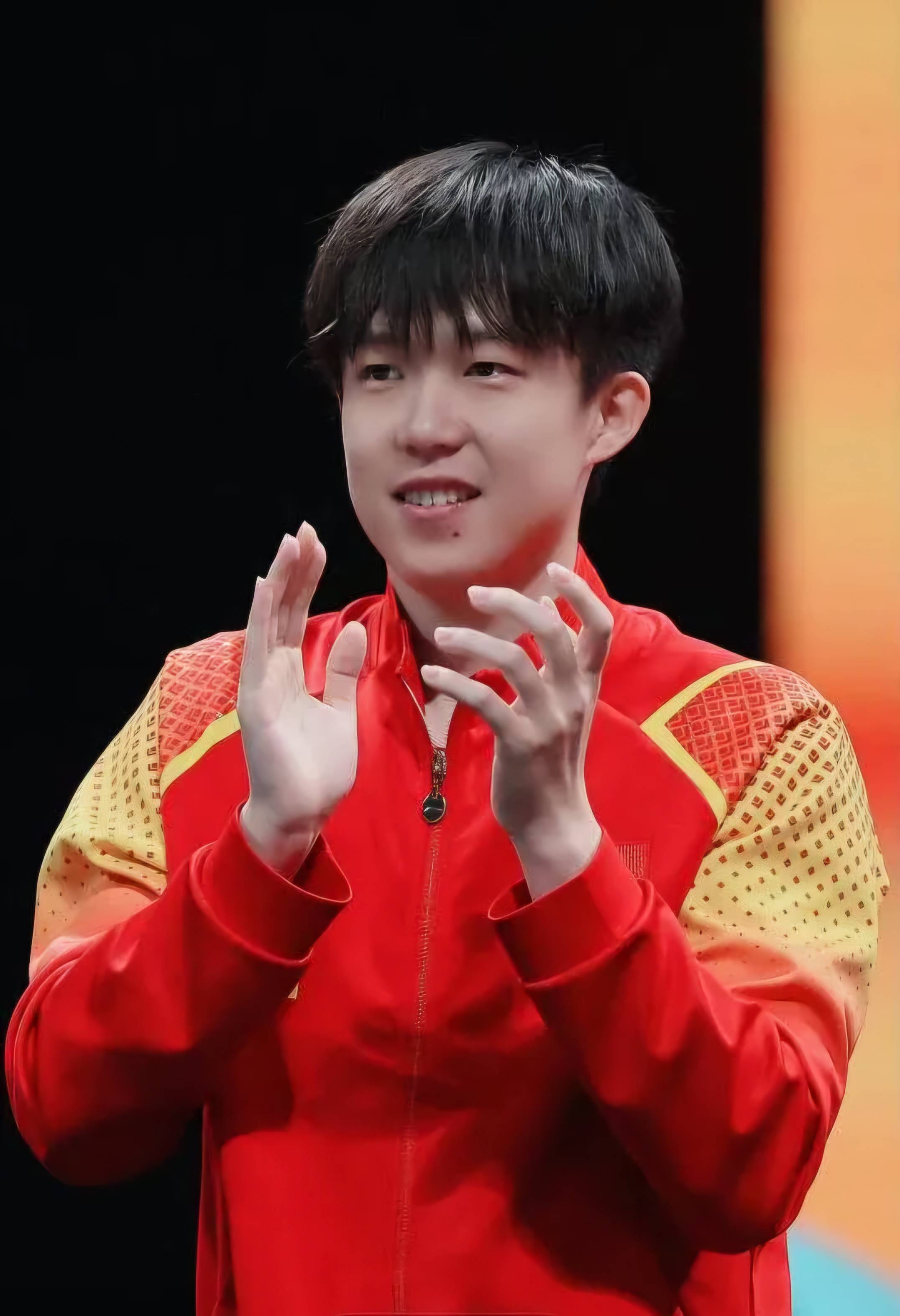 jiuyou-夺冠引发热议！，莱万多夫斯基在利物浦比赛中夺冠引发球迷热议-jiuyou