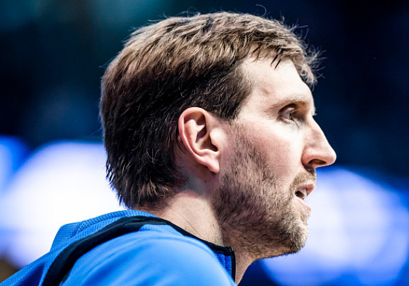 官方网站-巴塞罗那训练开放日，今夜绝杀压哨引欢呼，欧超杯在即，轮换策略成焦点-官方网站